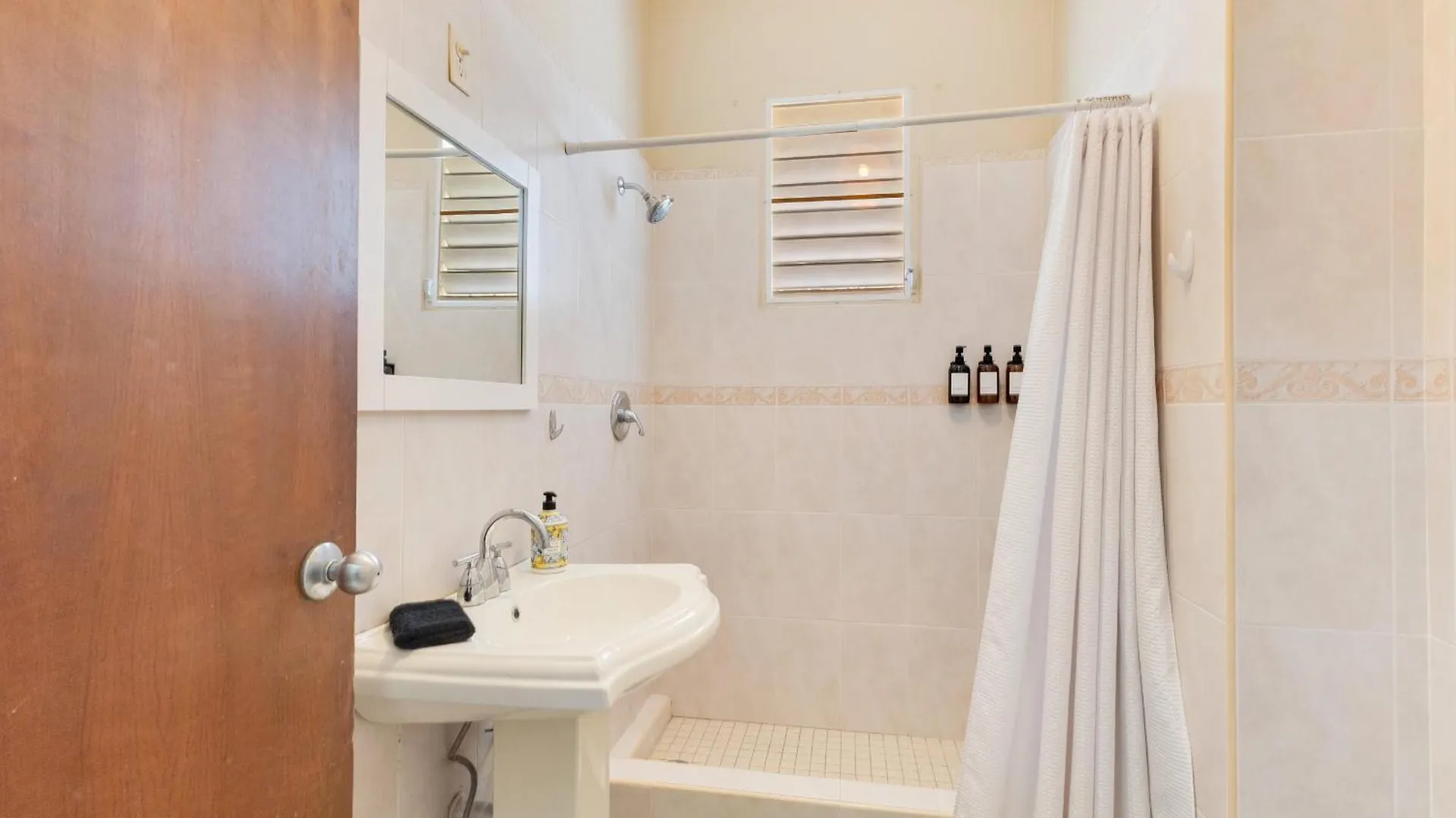 Apartamento Family Hideaway Near Beach, Games, Views & More San Juan